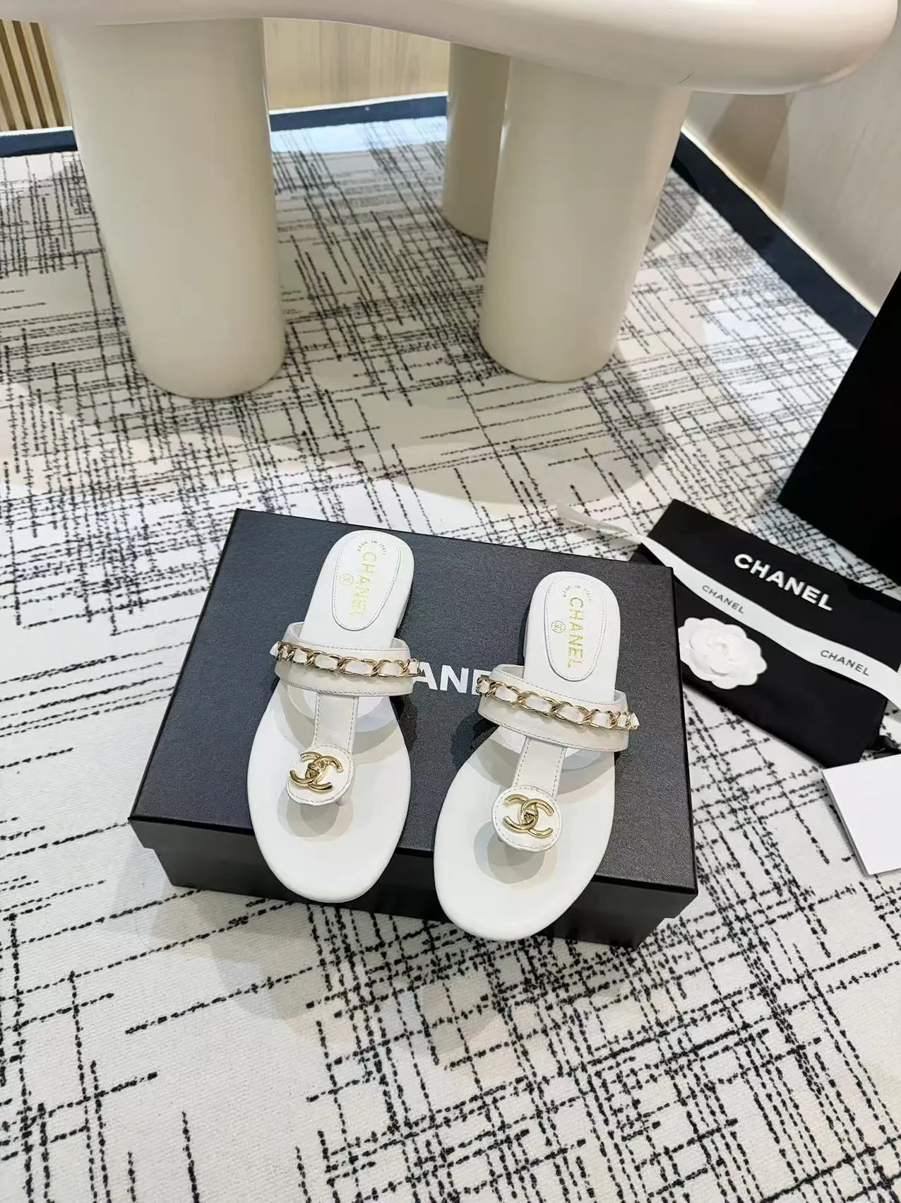 👟👟Ex-factory price 480👟👟 Top version Chanel Chanel - 2025 spring model, counter top double C sandals, this classic design; the extraordinary double C incorporates a variety of color elements... The diversified mix and match is very beautiful and versatile, very light on the foot, comfortable, super delicate and elegant, and can be used outdoors... ꫛꫀꪝ Go➫ Material: ❶Upper made of: Original imported sheepskin ❷Inner lining: Original sheepskin lining ❸Outsole based on: Original Italian genuine leather outsole Counter boutique packaging complete set for women 35–40 (customized for 41) 3 colors available (black, white, apricot)